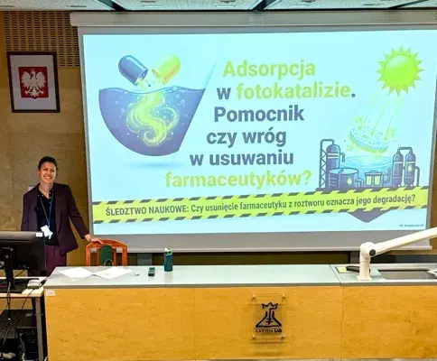 Wykład wygłosiła dr Aleksandra Zahorska, która w przystępny i popularnonaukowy sposób przedstawiła zagadnienia związane z rolą adsorpcji w fotokatalizie oraz jej znaczeniem w procesach usuwania farmaceutyków z wody
