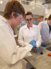 Warsztaty chemiczne dla młodzieży Klubu Młode Orły