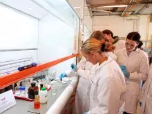 Uczniownie podczas warsztatów chemicznych w laboratorium