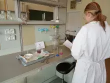 Uczniownie podczas warsztatów chemicznych w laboratorium