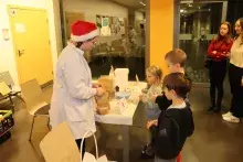 Chemiłajki na Wydziale Chemii – nauka w świątecznej odsłonie