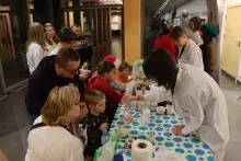 Chemiłajki na Wydziale Chemii – nauka w świątecznej odsłonie