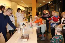 Chemiłajki na Wydziale Chemii – nauka w świątecznej odsłonie