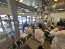 studenci w laboratorium słuchają na temat aparatury do analizy wody 