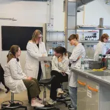 studenci w laboratorium wraz z prowadzącą zajęcia 