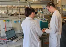 studentki samodzielnie wykonują oznaczenia zawartości anionów nieorganicznych w próbkach wód butelkowanych