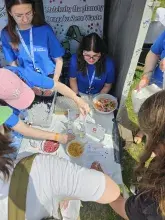 Stoiska Wydziału Chemii zostały zrealizowane w ramach projektów WISMOL – Wisła pod mikroskopem molekularnym Fundacji ORLEN DLA POMORZA oraz „Molekuły dla Planety. Droga ku Zero Waste” finansowanego przez Fundację Orlen. 