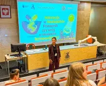 Wykład wygłosiła dr Aleksandra Zahorska, która w przystępny i popularnonaukowy sposób przedstawiła zagadnienia związane z rolą adsorpcji w fotokatalizie oraz jej znaczeniem w procesach usuwania farmaceutyków z wody