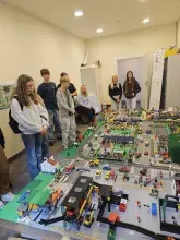 uczniowie Szkoły Podstawowej w Gortatowie z siedzibą w Szczuce i makieta LEGO