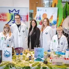 Naukowe Koło Chemików WCh UG wraz z opiekunem prof. Agnieszką Chylewską podczas wydarzenia ScienceCom 2024
