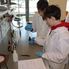 dzieci ze szkoły podstawowej w laboratorium chemicznym