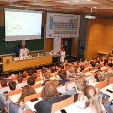 studenci podczas wykładu siedzą w auli wydziału chemii 
