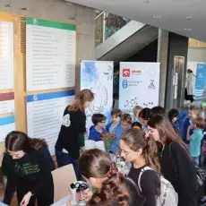 uczniowie w korytarzach wydziału chemii 