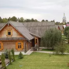 Widok centrum konferencyjnego (główny budynek i domki), hotel 4* 