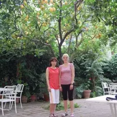 Patio przy hotelu. 