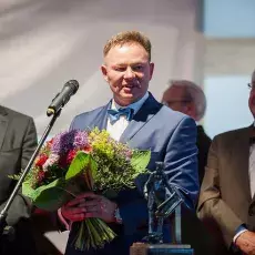 Rektor Uniwersytetu Gdańskiego prof. Bernard Lammek, Senator Edmund Wittbrodt oraz Nagrodzony prof. Skowron.